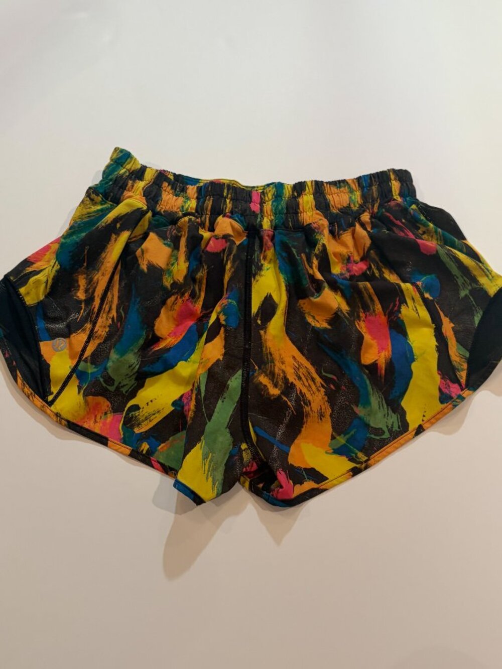 Lululemon Hotty Hot Low-Rise 2.5" Shorts Paint Glide Warp Multi Size 6